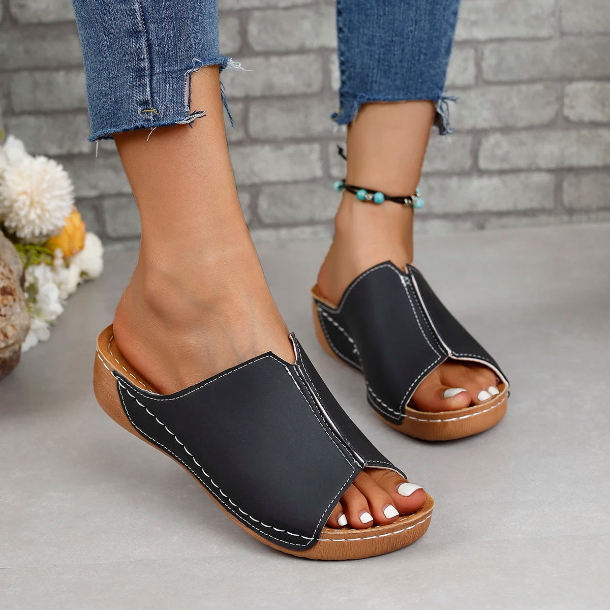 Orthopedic sandal for women, design and class Van Velanora