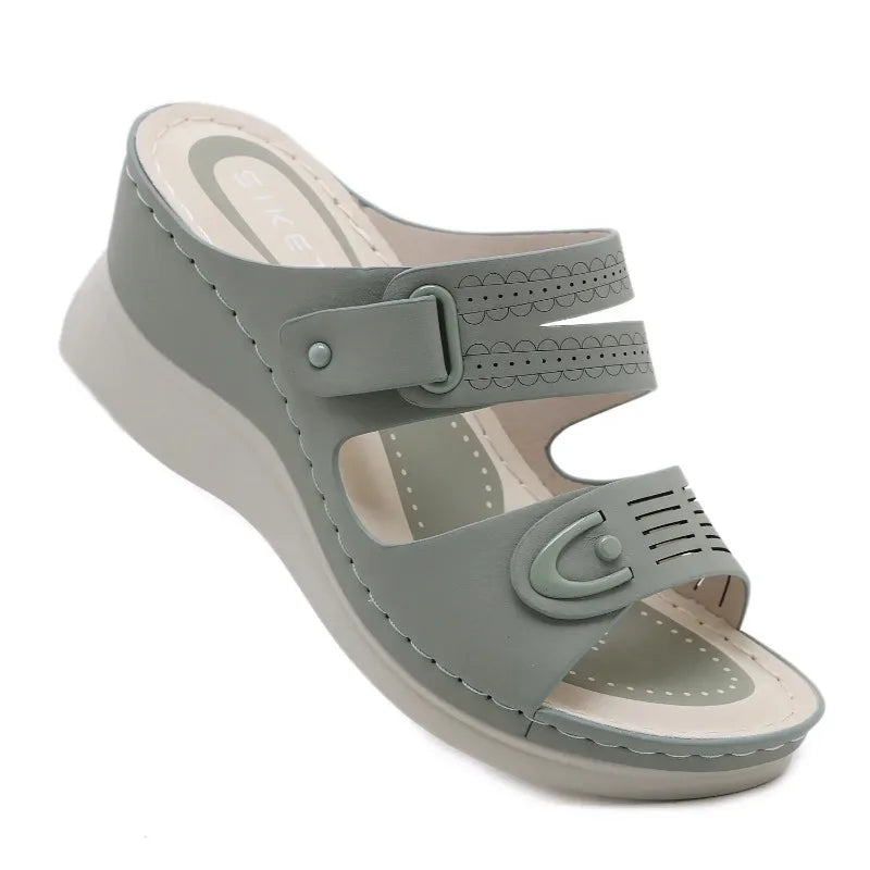 Orthopedic sandal for women in a casual style