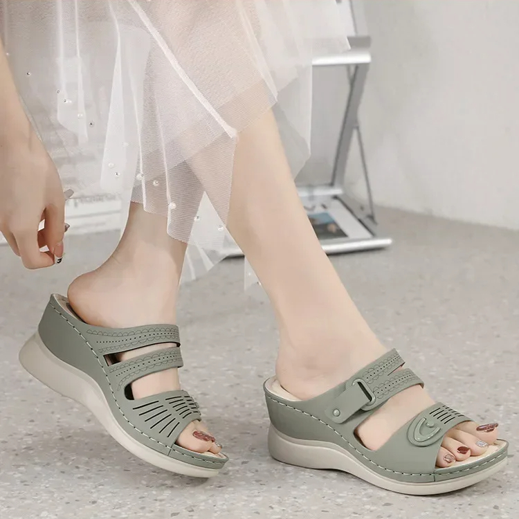 Orthopedic sandal for women in a casual style